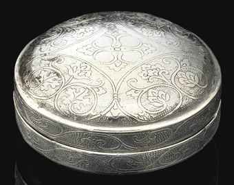 a_small_circular_silver_box_and_cover_tang_dynasty_d5430710h