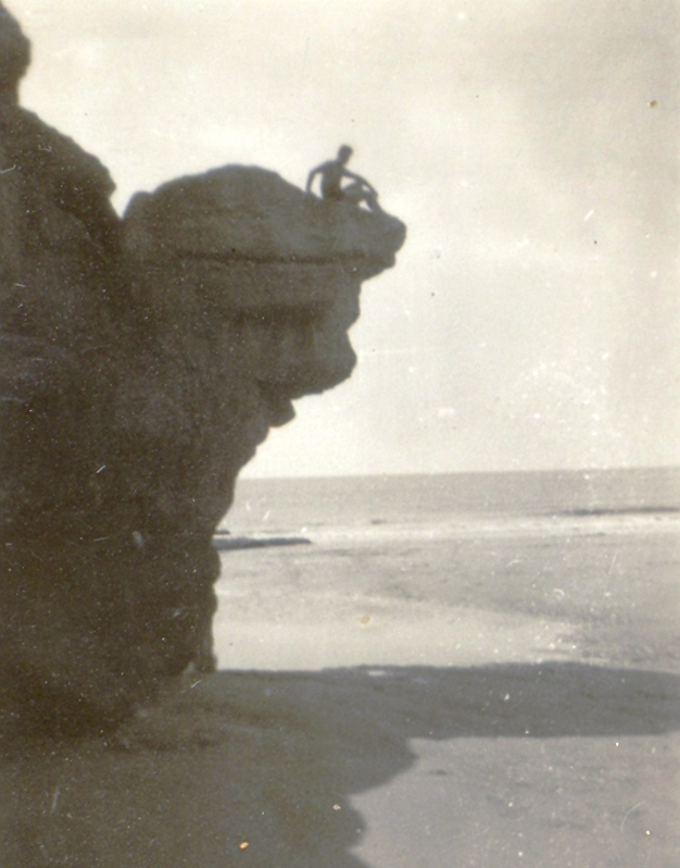1933 04 24 vendredi Philippe sur la falaise au Chay le 14