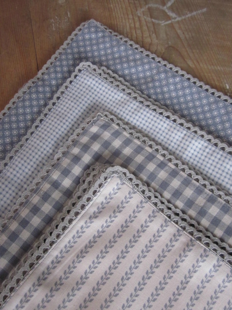 Set de 4 serviettes de table 40 X 40 cousus dans 4 tissus différents tous dans un camaieue de gris, bordées de dentelle de coton gris (3)