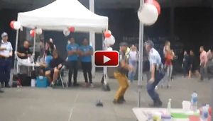 Policière dansant avec un homme (Sydney)