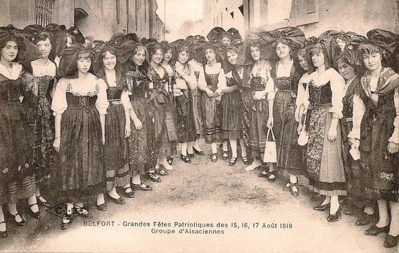 1919 08 15 Belfort CPA Fêtes patriotiques XXX où Groupe Alsaciennes