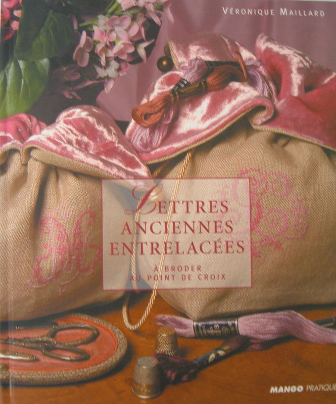 Lettres anciennes entrelacées