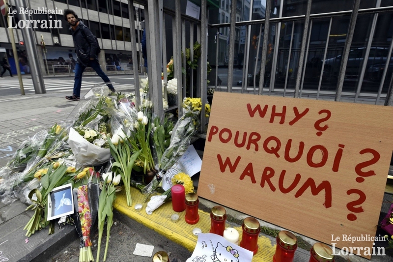 terrorisme-attentats-bruxelles-un-panneau-avec-les-inscriptions-quot-why-pourquoi-warum-quot-a-cote-de-l-entree-de-la-station-de-metro-maalbeck-photo-alexandre-marchi-1458834260