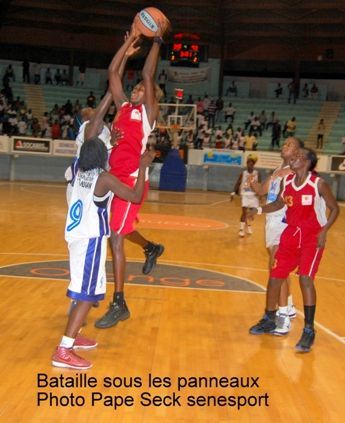 BASKET_BATAILLE_SOUS_LES_PANNEAUX