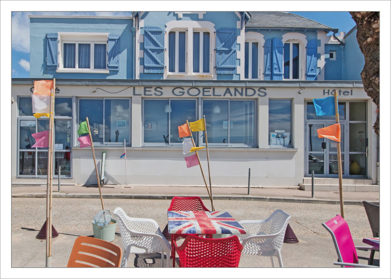 Chatellaillon Les goelands drapeaux ciel bleu 240419 filtre