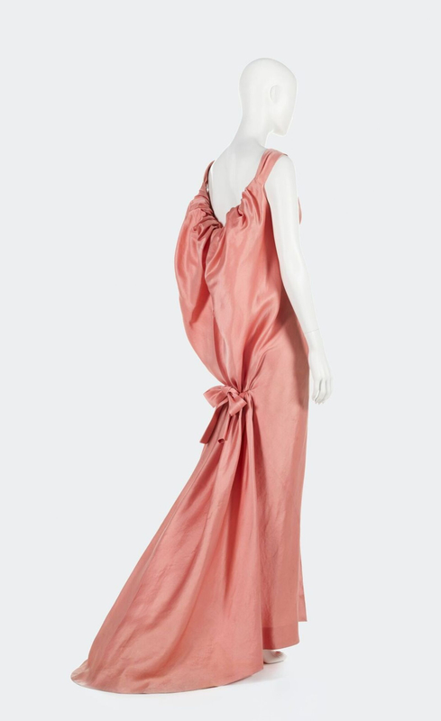 balenciaga-robe-du-soir-automne-hiver-1961-62-balenciaga-evening-dress-fall-winter-1961-62-c-balenciaga-archives-paris-c-aurelie-dupuis-azentis-1600x0