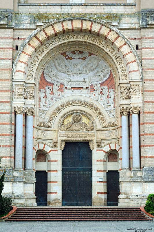 Basilique Sainte Germaine de Pibrac, le portail