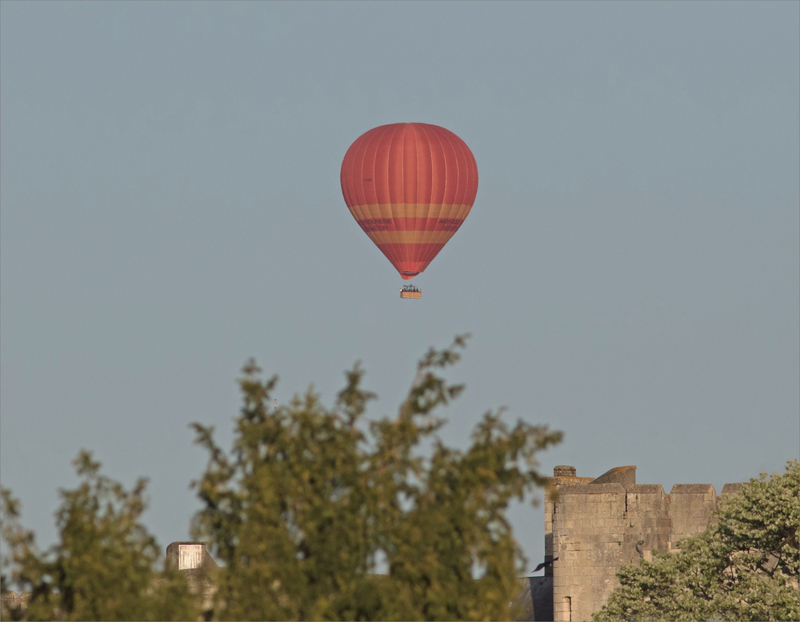 ballon montgolfière rouge donjon fenêtre 160419