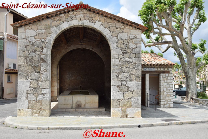 le lavoir place Maure à St Cézaire (2)