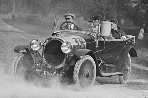 480px-René_Léonard_sur_Chenard_et_Walcker_au_Grand_Prix_de_la_consommation_de_l'Automobile-Club_de_l'Ouest,_en_mai_1922