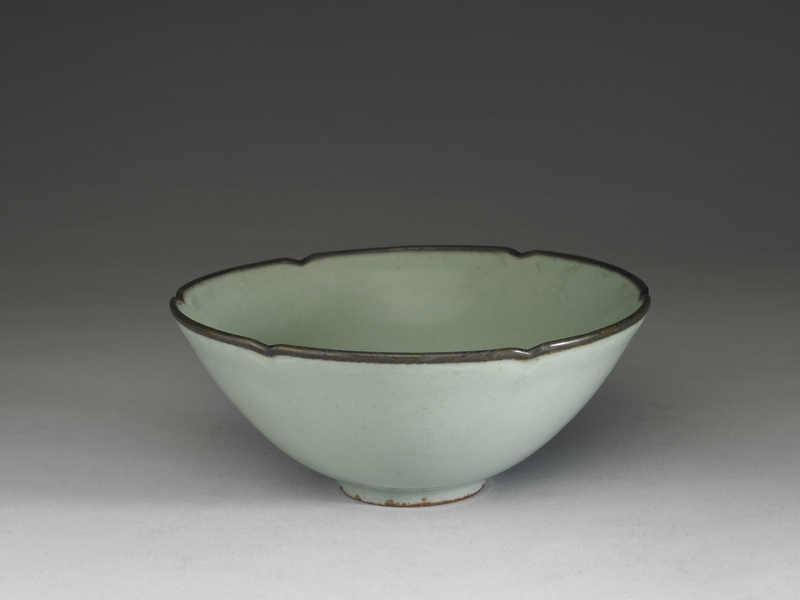Bowl with hibiscus-shaped rim in celadon glaze, Longquan ware, Southern Song dynasty, 13th century