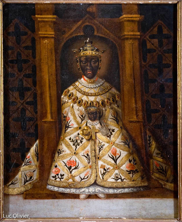 Au_muse_e_Crozatier_une_peinture_du_XVIe_repre_sente_la_statue_originelle_de_la_Vierge_noire_dans_sa_chadarai_ta_une_niche_offerte_par_Louis_XI