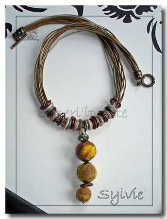 collier_perles_feutr_es_marrons2