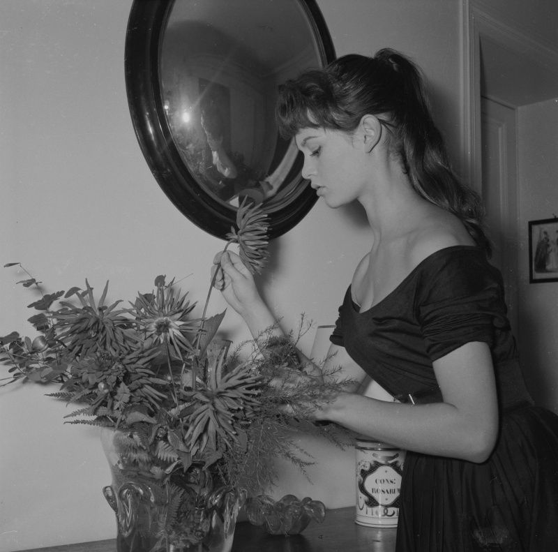 1955-chez_bb-par_gaston-robe_noire-060-1