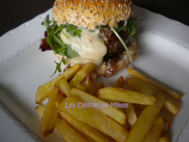 Burger de boeuf limousin, bacon et sauce au cantal 5