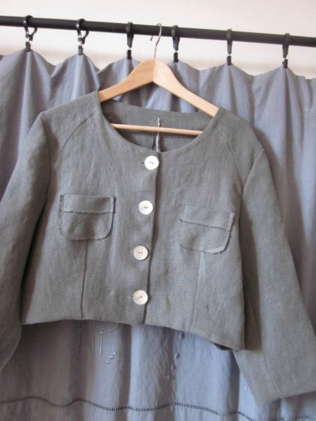 Veste courte à la taille, ceintrée, en lin épais gris avec poches plaquées effilochées, découpes épaules et boutons de nacre - taille XL (7)