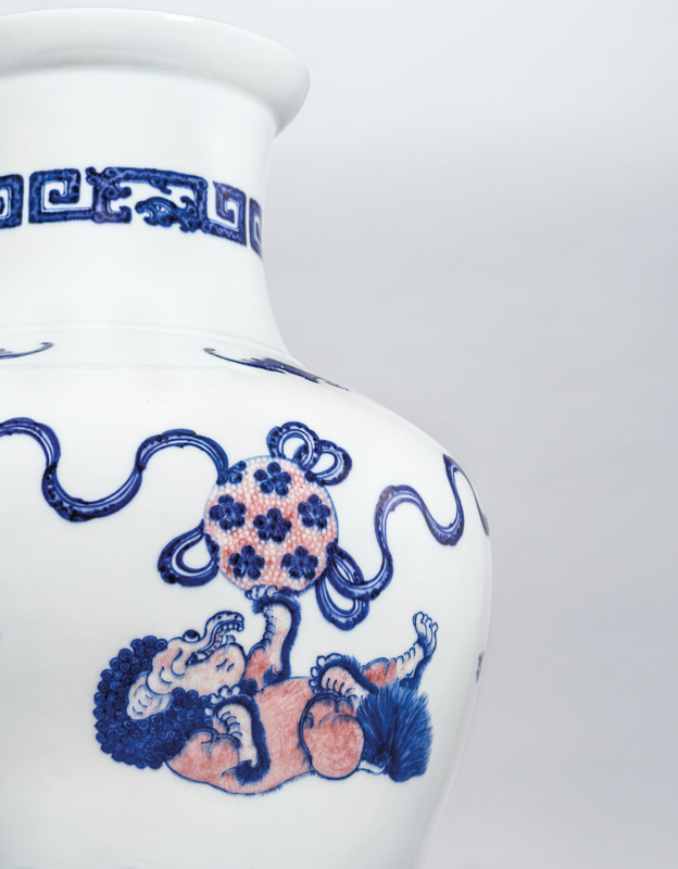 2019_HGK_16696_3021_003(a_fine_and_very_rare_underglazeblue_and_copper-red_lion_vase_qianlong)
