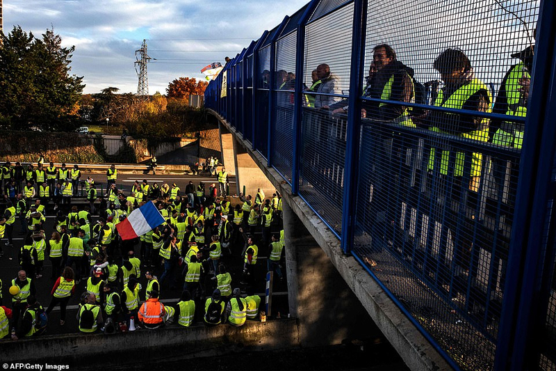 6596418-6424117-Protesters_take_part_in_a_demonstration_on_the_A6_motorway_in_Vi-a-15_1543138657350