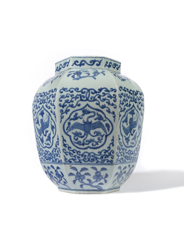 An hexagonal baluster porcelain vase decorated with phoenix and cranes, Wanli period (1573 – 1619)