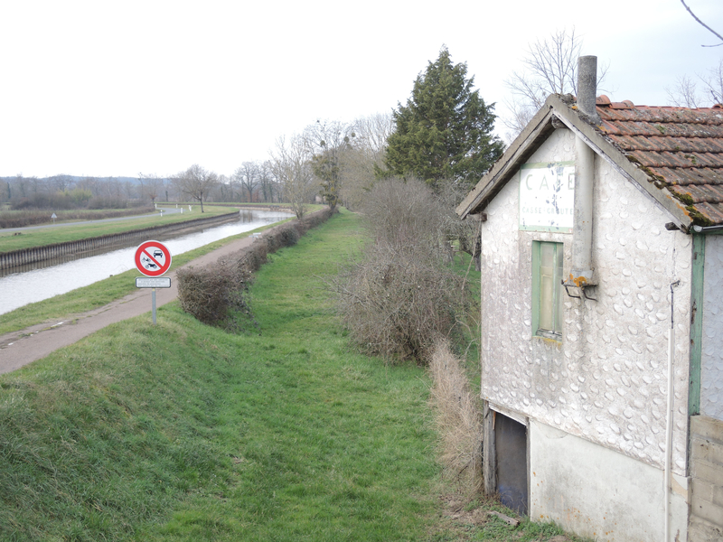 Avril-sur-Loire, ancien bar et canal latéral (58)