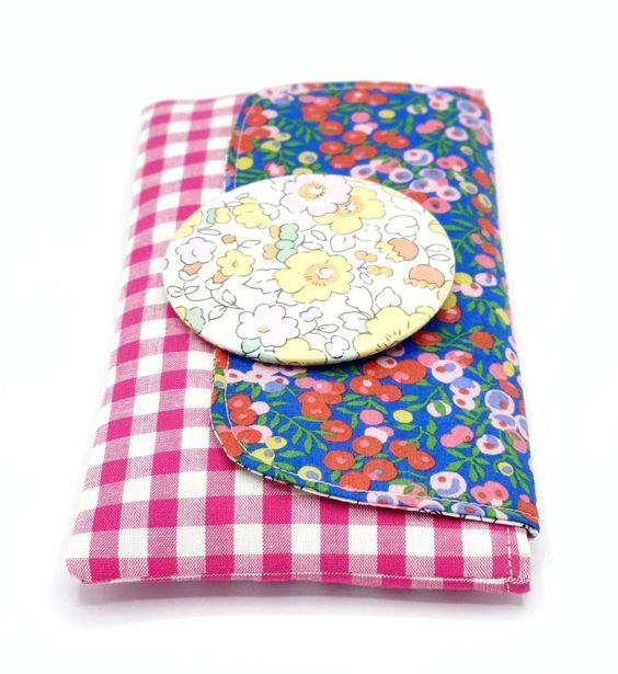 pochette téléphone vichy rose et liberty avec badge liberty