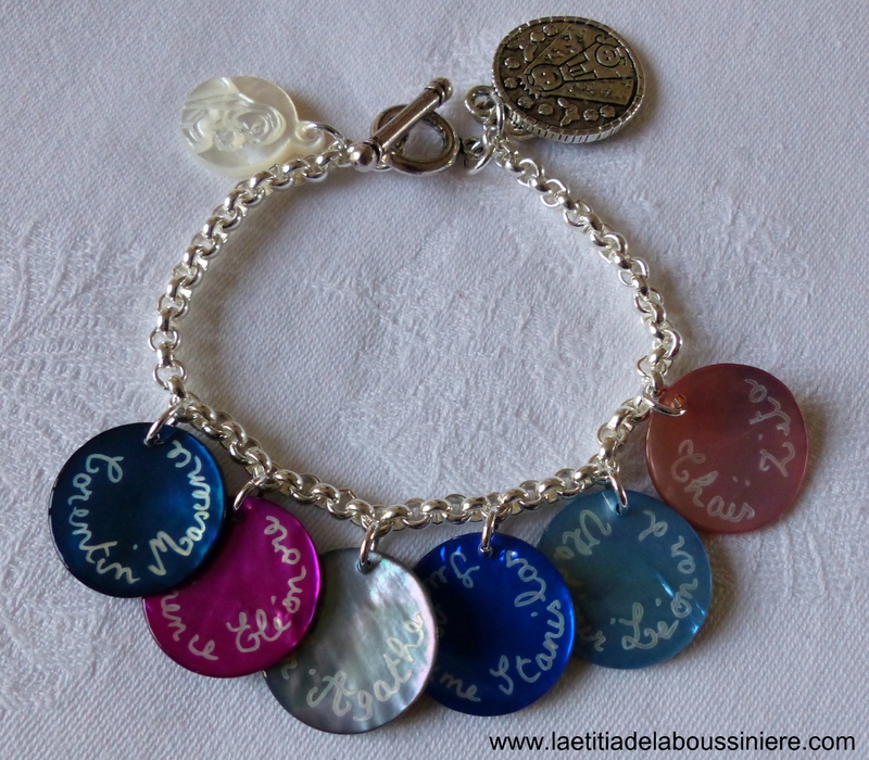 Bracelet sur chaîne métal, médailles en nacre gravées et médaille de Vierge à l'Enfant en nacre