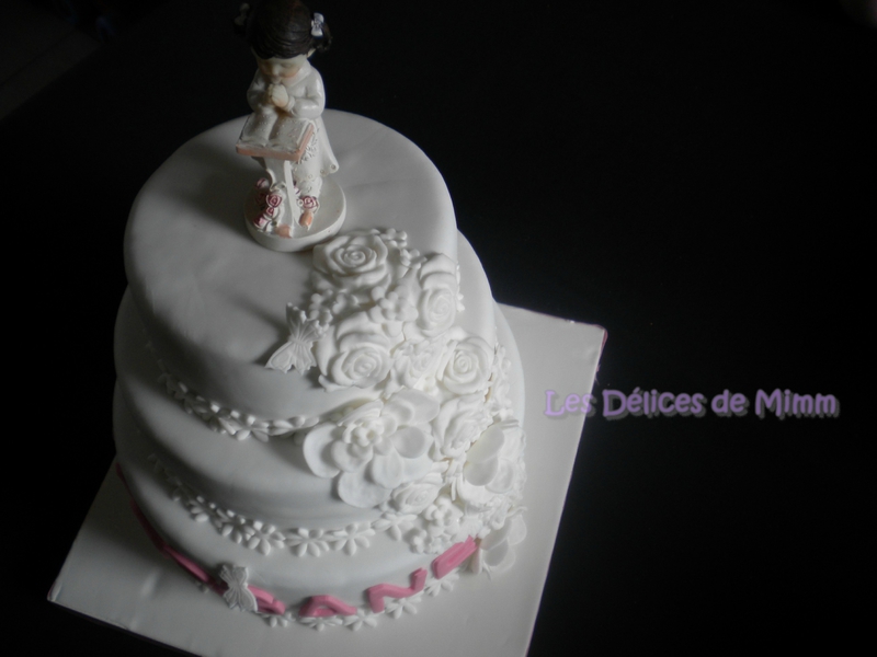Un gâteau de communion tout blanc en pâte à sucre 2 - Copie