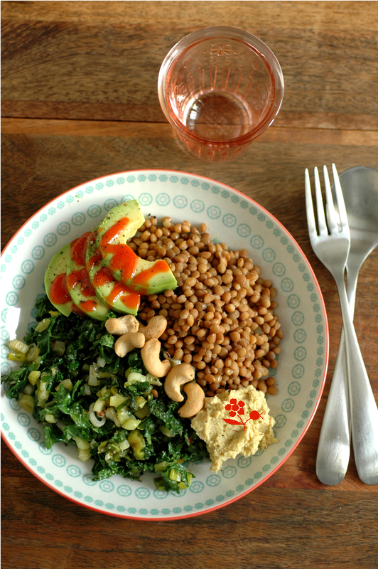 Salade de lentilles, chou kale, avocat, houmous, noix de cajou & sauce chili