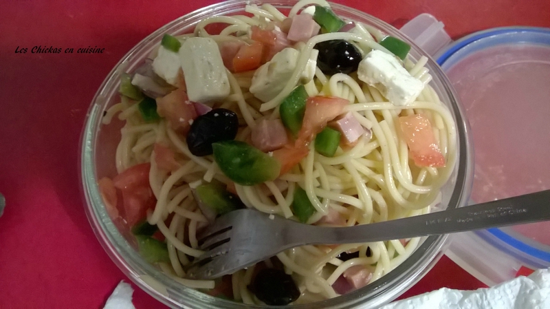 Salade de pâtes-jambon-poivron-tomate-feta-olives (2)