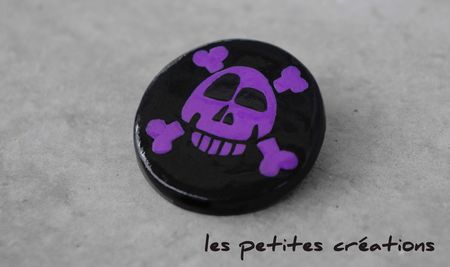 t_te_de_mort_noir_violet_badge