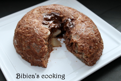 Bowlcake poire-chocolat, coeur coulant chocolat noir coupe