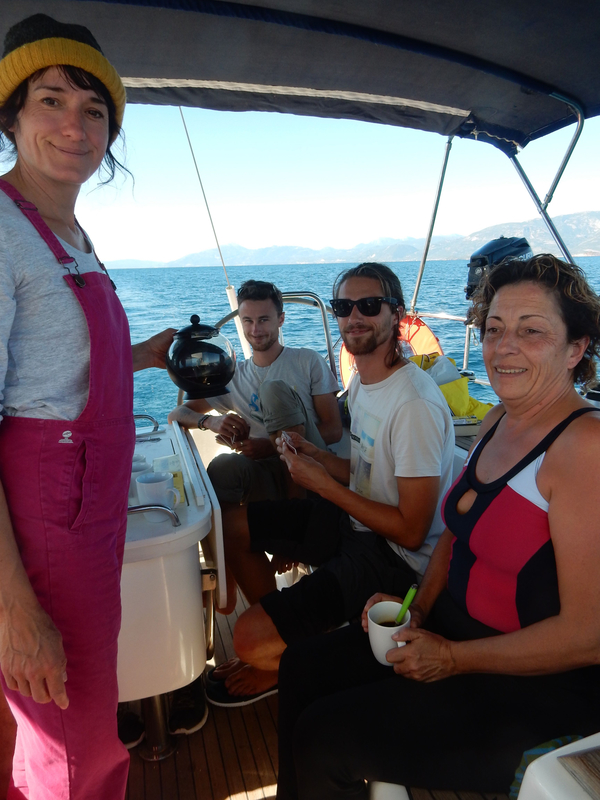 Hellas Fos, Cathy sert le café à l'équipage de T2A expedition entre Navpaktos et Itea