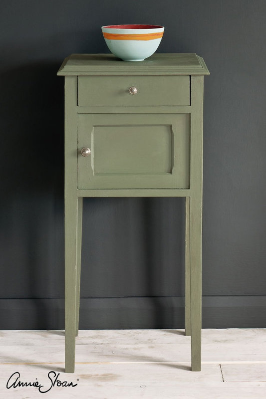 chateau-grey-side-table-by-annie-sloan-1