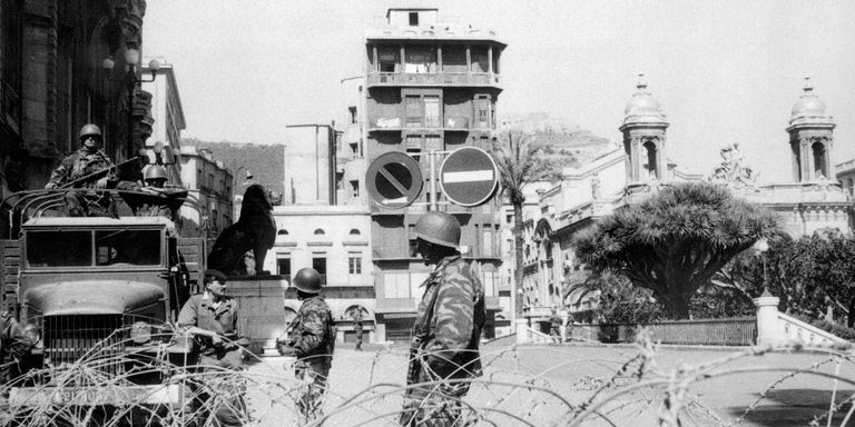 1560846_3_4e90_des-soldats-francais-en-position-sur-un_c21c6448a68704f1817ff87e80574afe