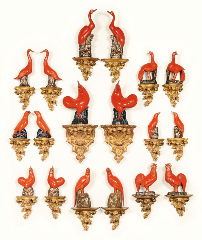 Onze paire d'oiseaux en porcelaine à couverte corail, Chine, dynastie Qing