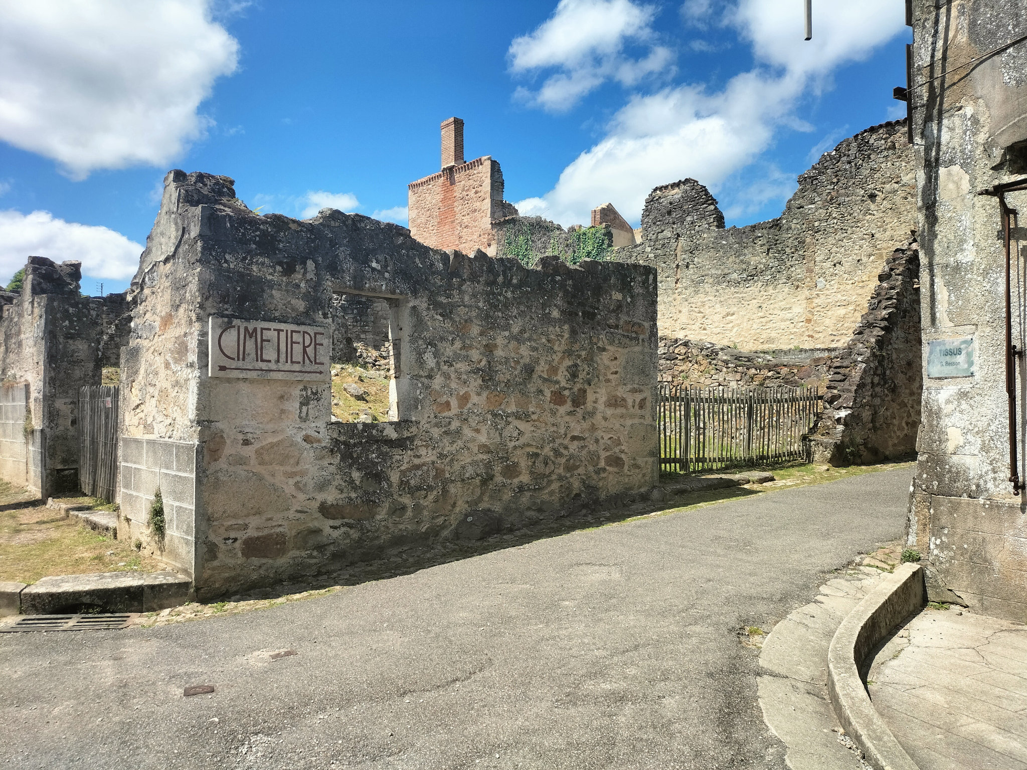 Oradour-sur-Glane, village martyr, une rue, cimetière (87)