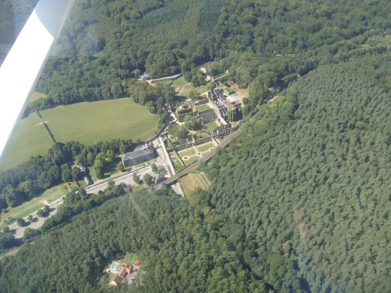 La même Abbaye de Villes-la-Ville en été.