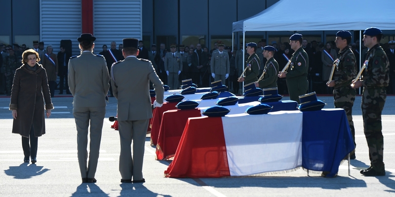 Hommage-national-pour-les-cinq-militaires-tues-dans-un-accident-d-helicopteres