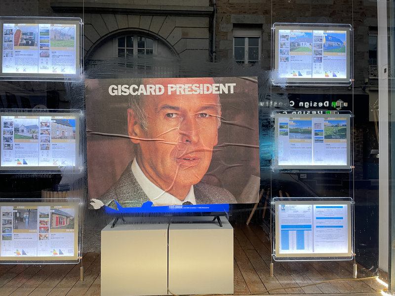 Giscard Président_Giscard_VGE_affiche_Avranches_rue Constitution_agence immobilière_13 mars_2022
