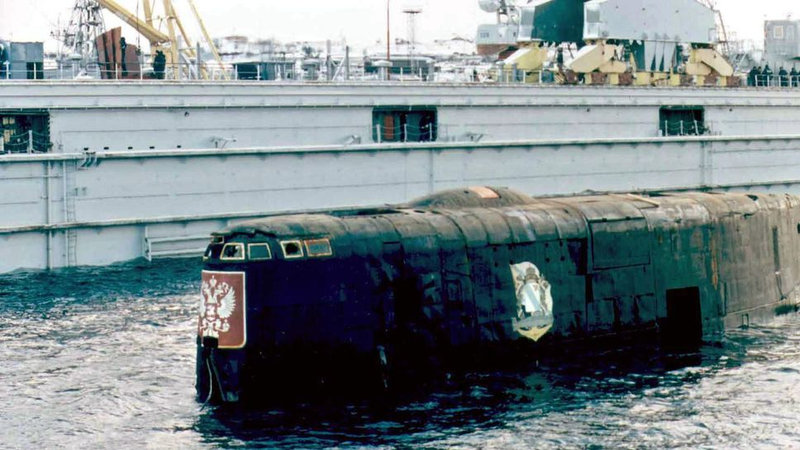 le-sous-marin-russe-koursk-le-23-octobre-2001-dans-le-port-de-roslyakovo-pres-de-mourmansk_5982030