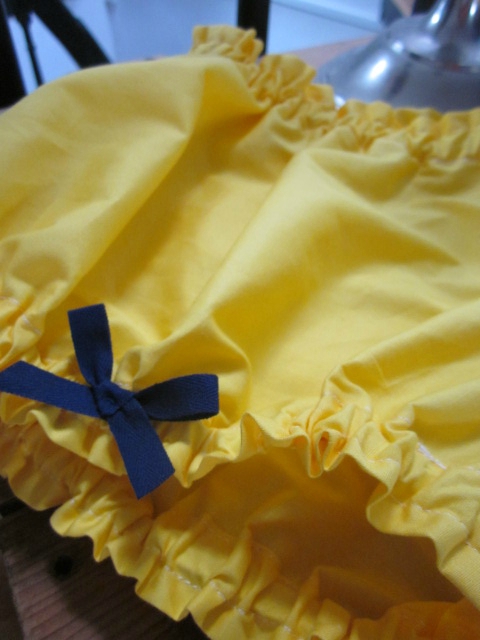 Culotte BIANCA en coton jaune - noeud marine devant sur les cuisses (1)