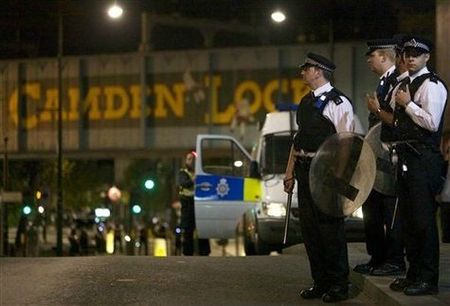 David-Cameron-rentre-d-urgence-en-Angleterre-apres-3-jours-d-emeutes_article_main