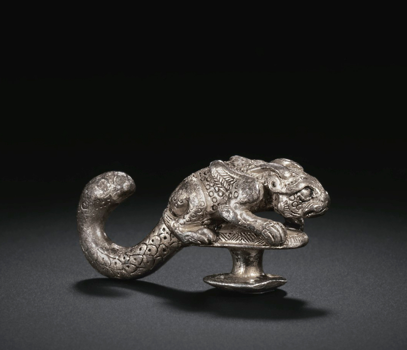 2019_NYR_18338_0537_003(a_rare_and_unusual_small_silver_garment_hook_han_dynasty)