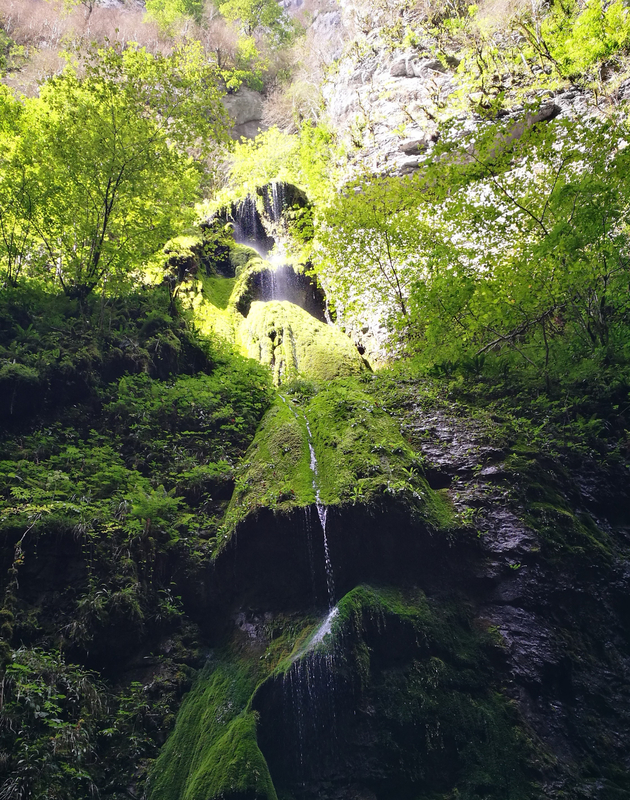Gorges de Kakuetta, sentier de suite, verdure et cascade