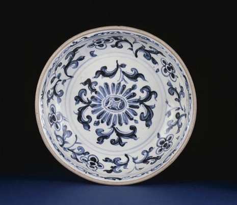 Dish, porcelain painted in underglaze blue, Vietnam, 1500-1600 © Victoria and Albert Museum, London 2016