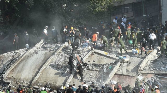 des-equipes-de-secours-recherchent-des-personnes-dans-les-decombres-d-un-immeuble-qui-s-est-effondre-apres-un-seisme-le-19-septembre-2017-a-mexico_5947484