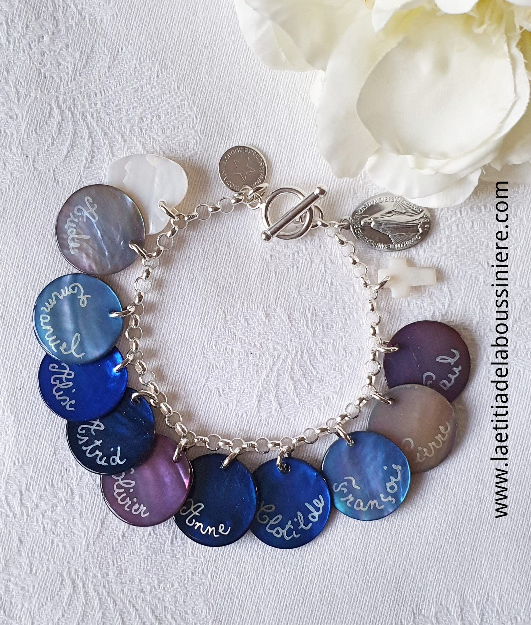 Bracelet personnalisé sur chaîne argent massif maille classique avec 10 médailles en nacre gravées, un coeur et une Croix en nacre