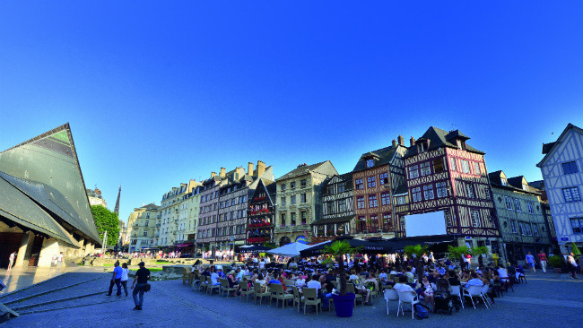 Place-du-Vieux-Marche_-Rouen-Tourisme-et-Congres