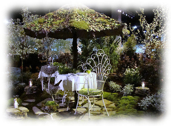 Very_Romantic_Garden_Interior_Design_With_Woodbine_On_The_Roof_1_