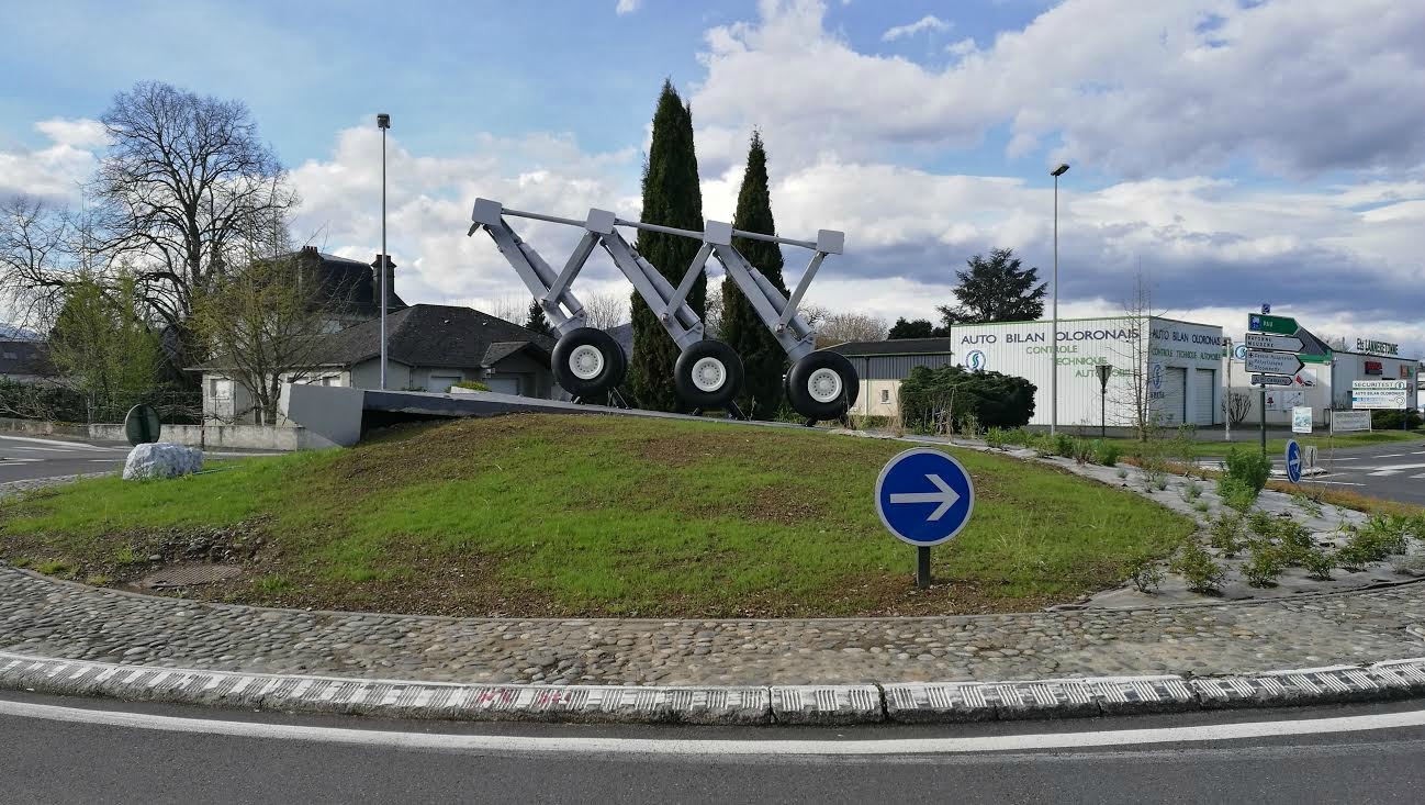Oloron-Sainte-Marie, rond-point avec train d'atterrissage dessus (64)